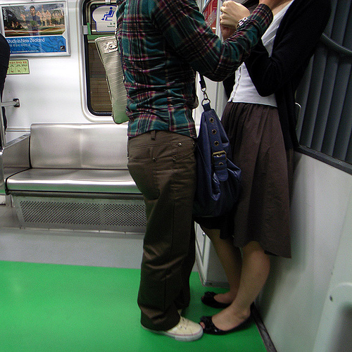 /superlocal/ 1355931714/ Korean men carry their woman's purse! 