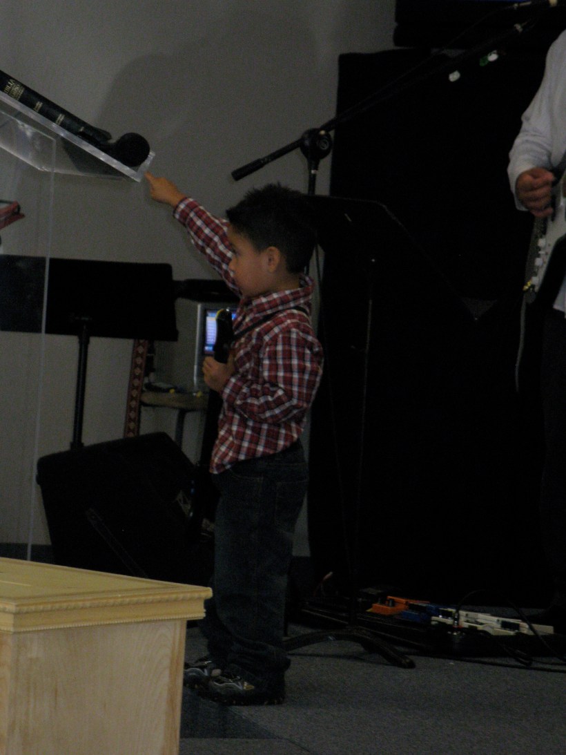 In the middle of I Am Free he lifted his hand! Sooo cute!!! 